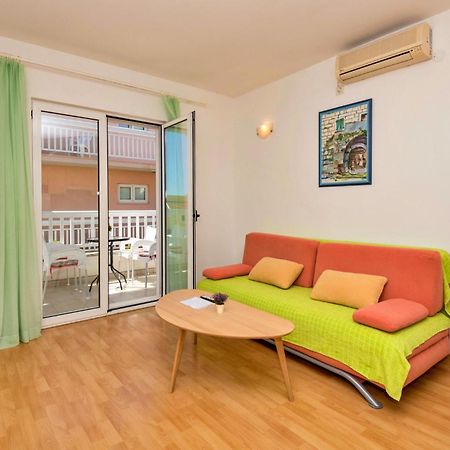 Lovely Apartment In Makarska With Kitchen 外观 照片
