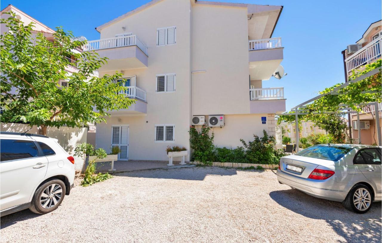 Lovely Apartment In Makarska With Kitchen 外观 照片