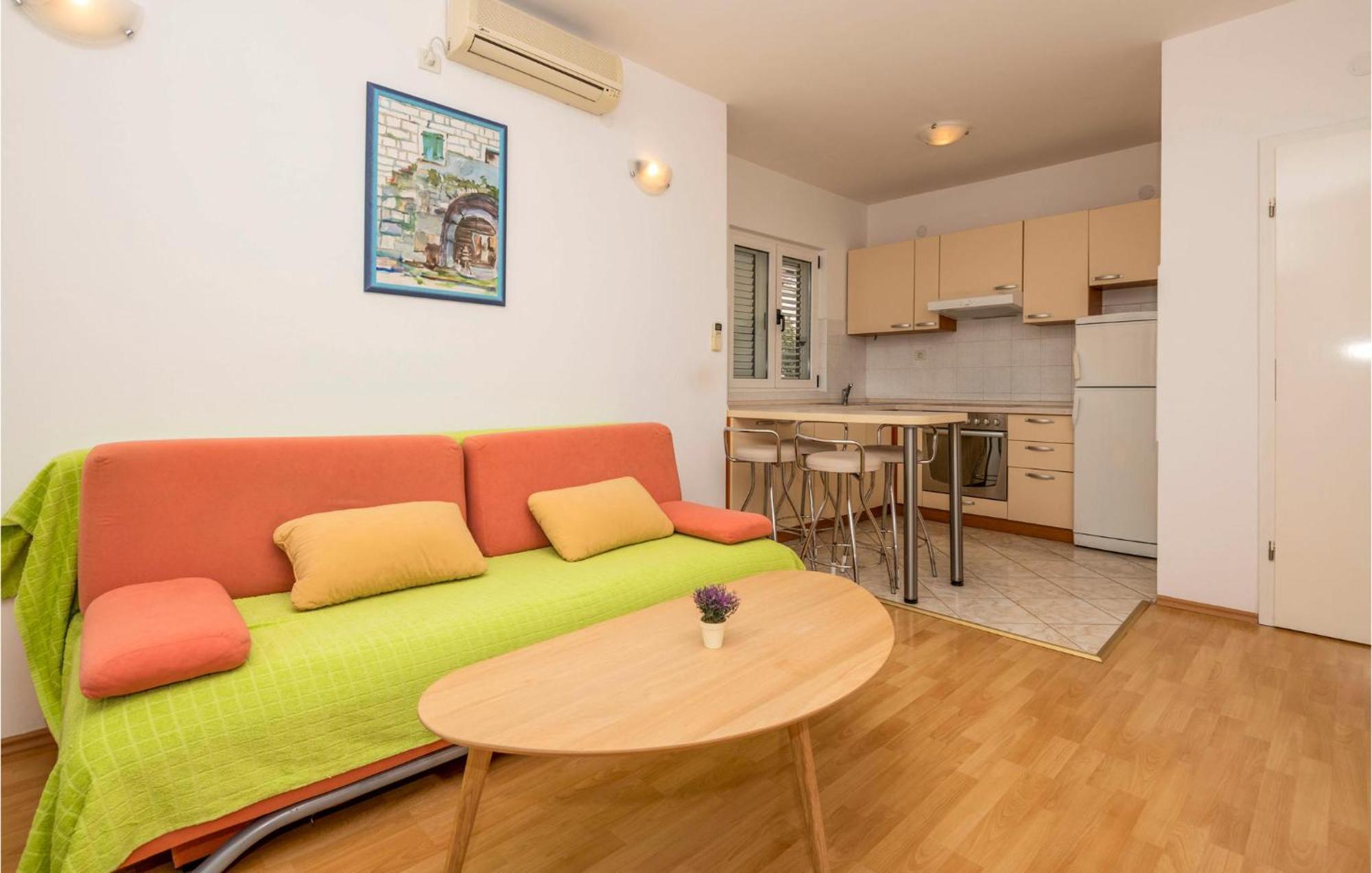 Lovely Apartment In Makarska With Kitchen 外观 照片