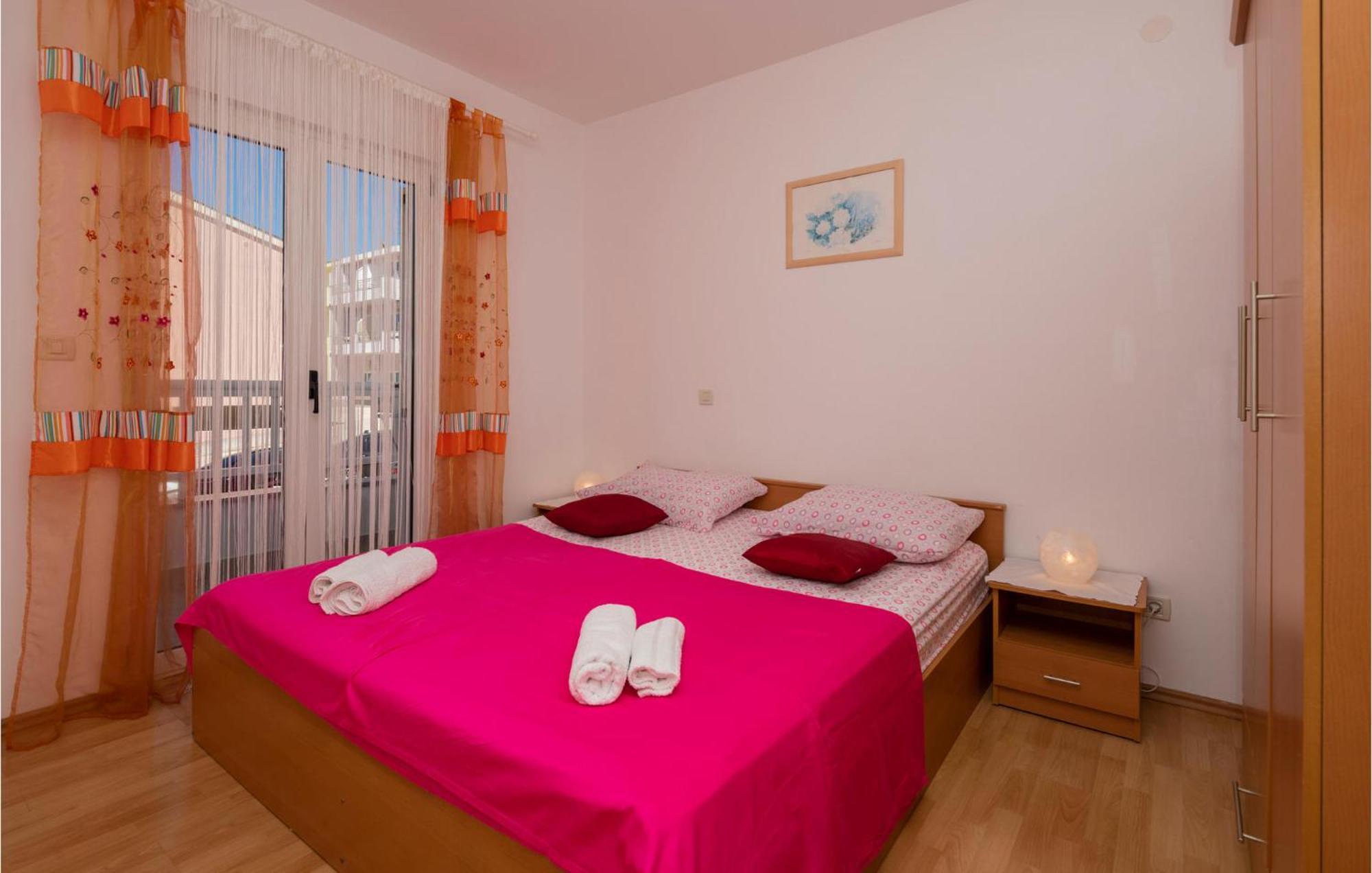 Lovely Apartment In Makarska With Kitchen 外观 照片