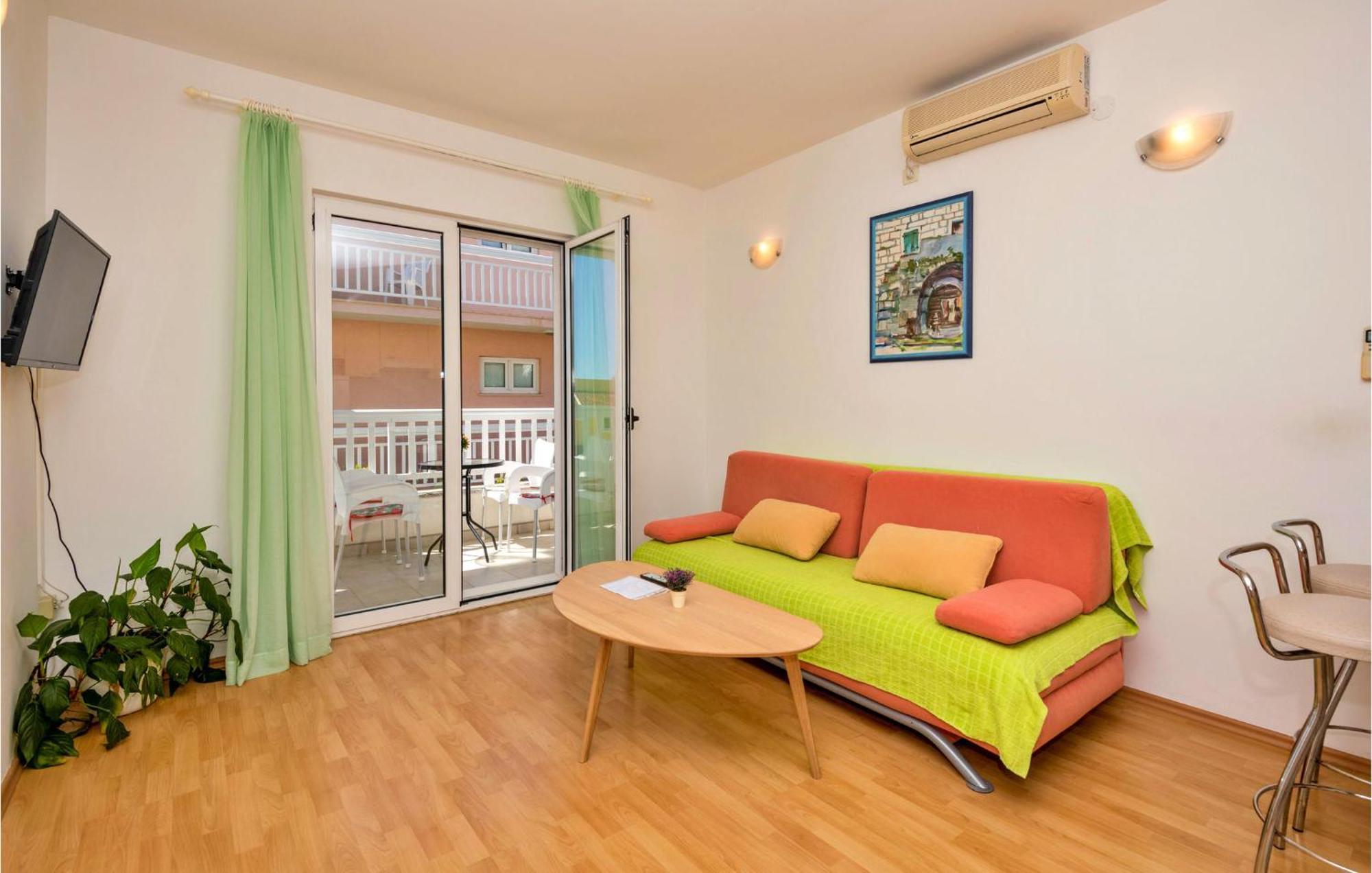 Lovely Apartment In Makarska With Kitchen 外观 照片