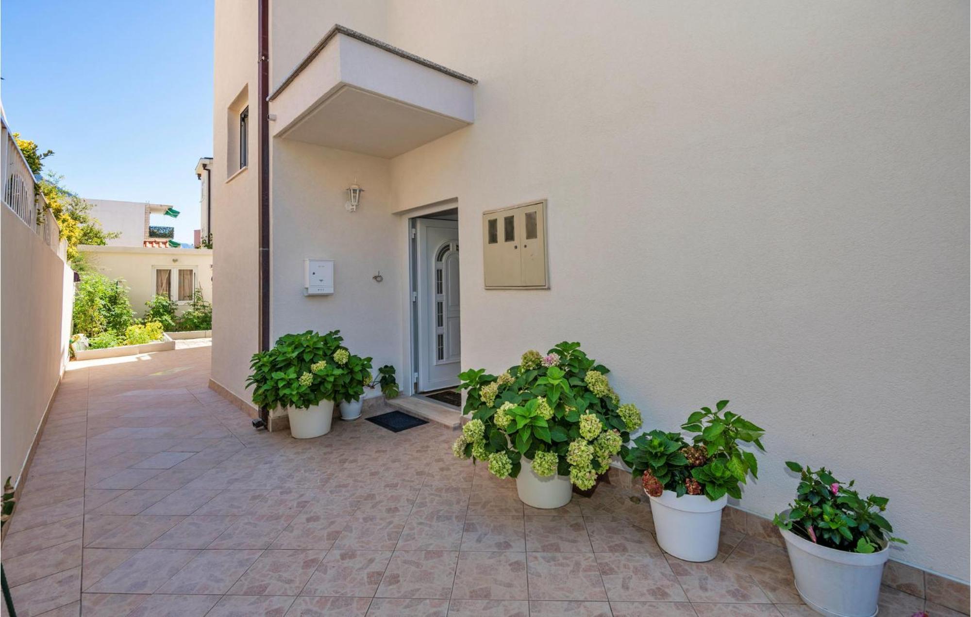 Lovely Apartment In Makarska With Kitchen 外观 照片